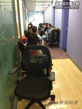 抗议员工在13层走道等待CEO的出现